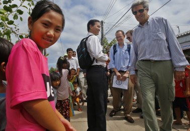 john_kerry_in_camau_