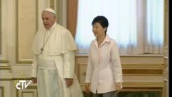 FRancis_arrives_in_Korea