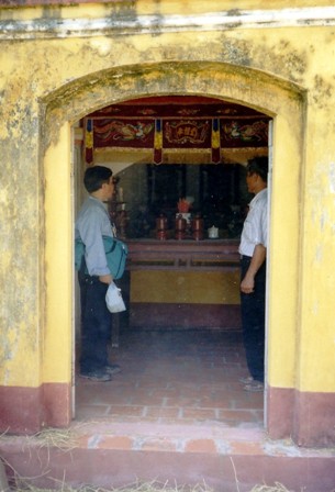 Người trong dòn họ hướng dẫn tác giả thăm bàn thờ nhà tổ cụ Trần Văn Uy