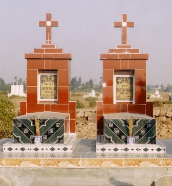 Mộ Dòng tộc Nguyễn Văn Hoằng và mộ Bà Hoằng, được tái thiết 2004
